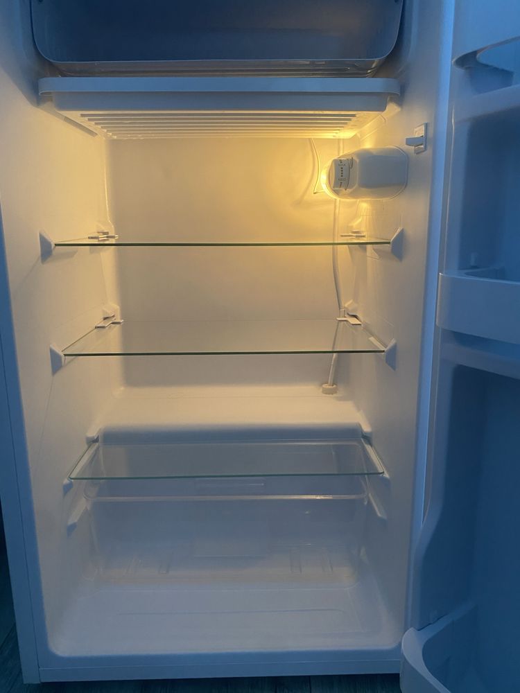 Невеликий холодильник Elenberg