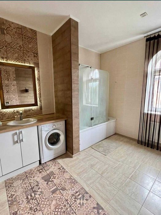Будинок у Дмитрівці з ремонтом і меблями 190 м²  12 соток