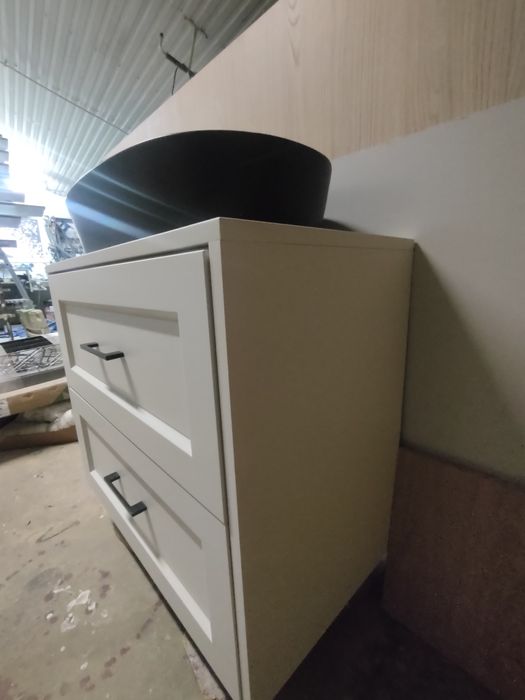 Szafka łazienkowa z umywalką.