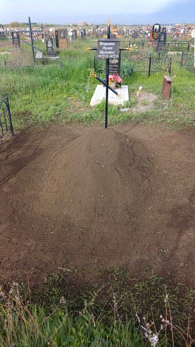 Уборка могил, покраска оград.