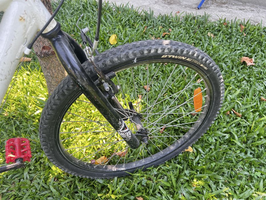 Bicicleta criança usada a andar