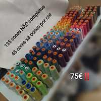 135 cones de linhas de costura ( 45 cores x3 cones por cor)