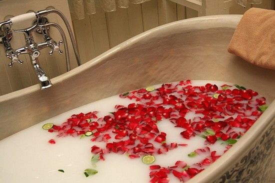 Flowerbox Mydlany Bukiet Kwiatowy Czerwone Róże i Goździki Walentynki