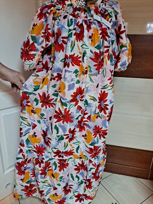 Śliczna sukienka damska duża.