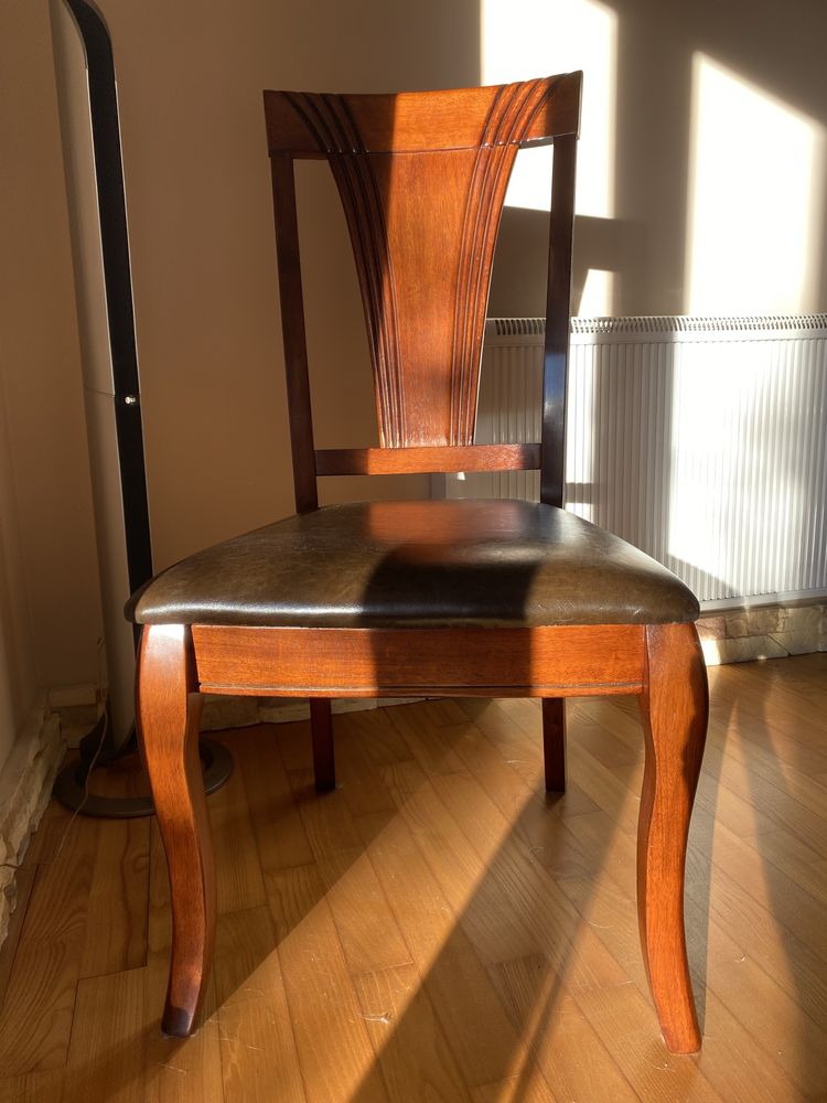 Drewniane krzesła ze skórzanym siedzeniem