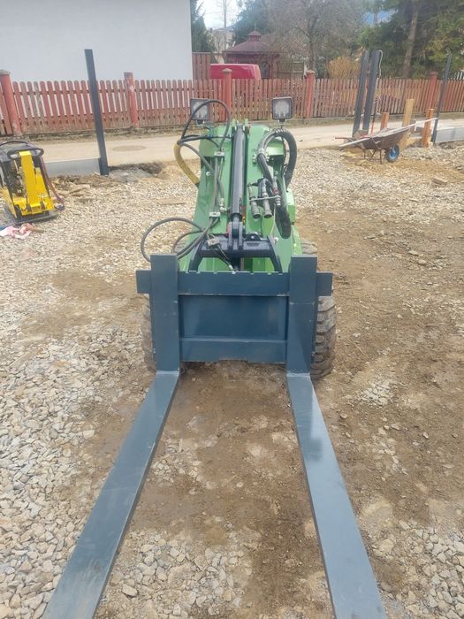 Mini ladowarka avant 320S+