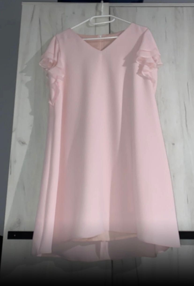 Różowa zwiewna sukienka