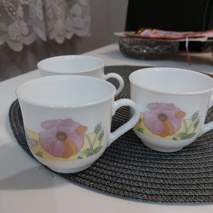 Filiżanki białe z kwiatami acropol france