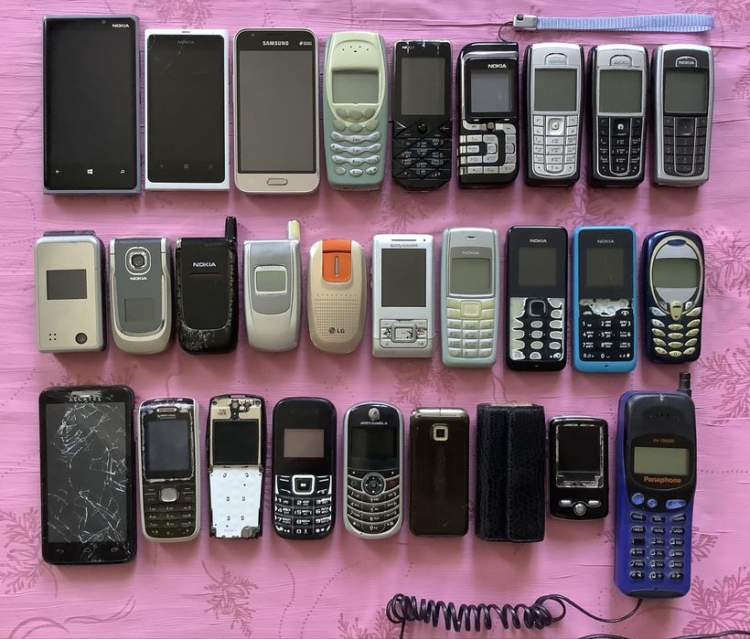 Раритетні телефони Nokia та інші.