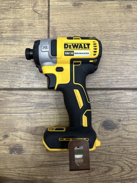 Zakrętarka udarowa DCF887 DeWalt | Maks. moment: 205 Nm.