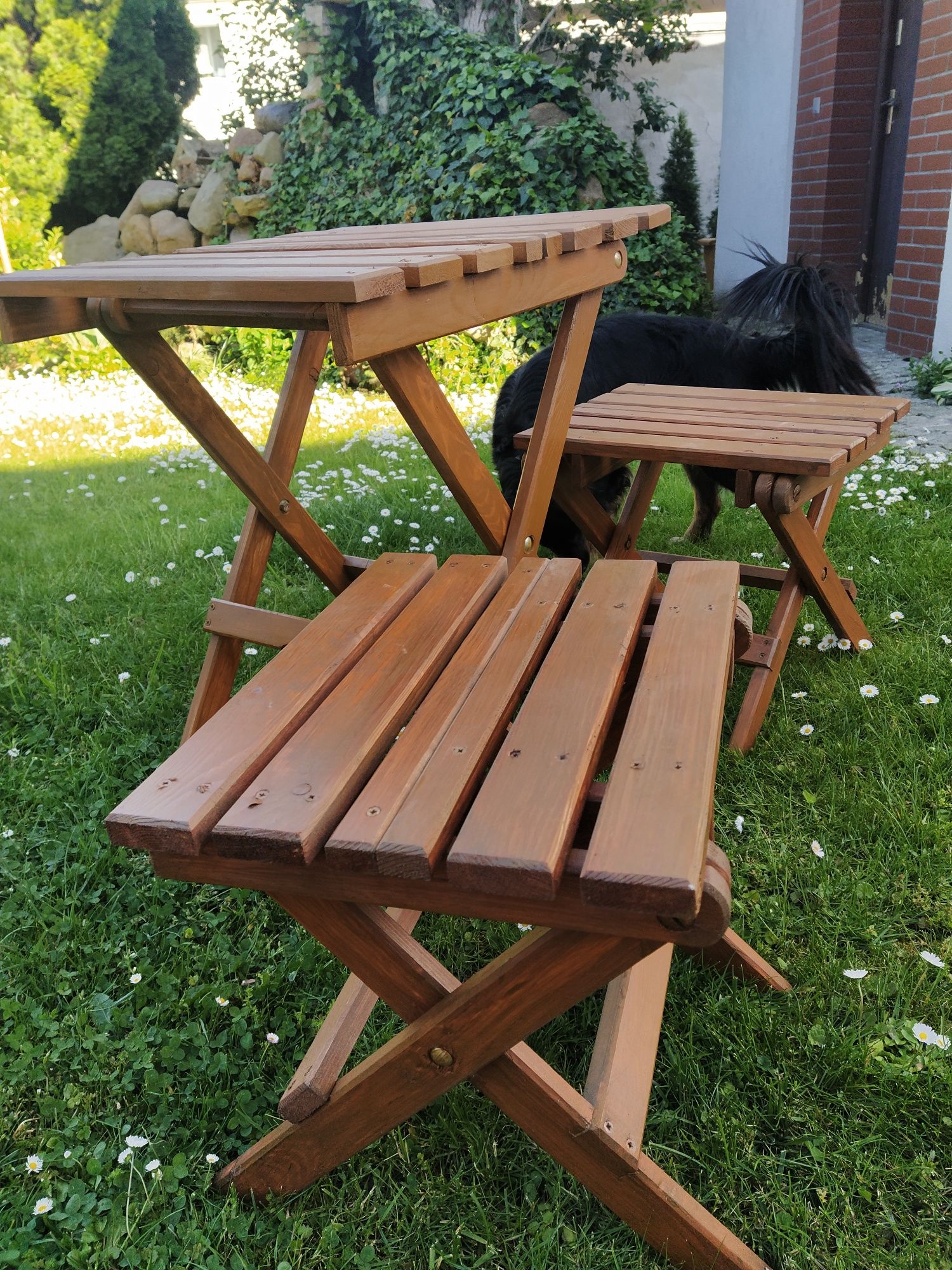 Krzesła i stół turystyczny z drewna