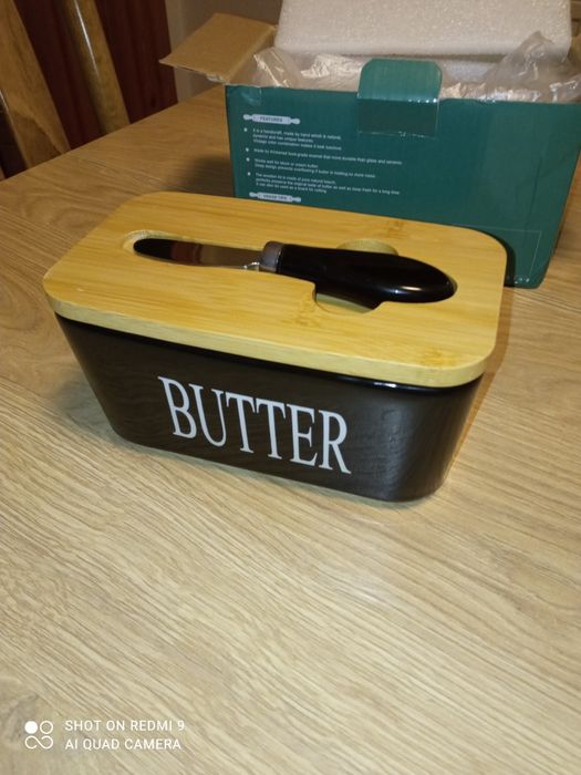 Maselniczka ceramiczna z nożem na bambusowej pokrywie