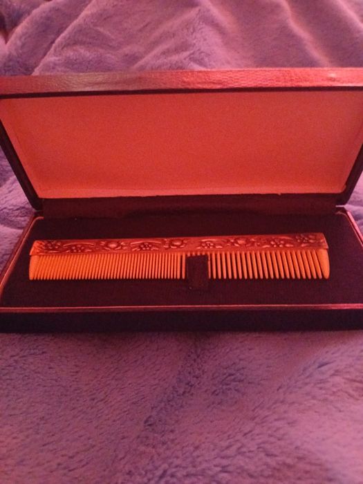 Pente com relevo de prata