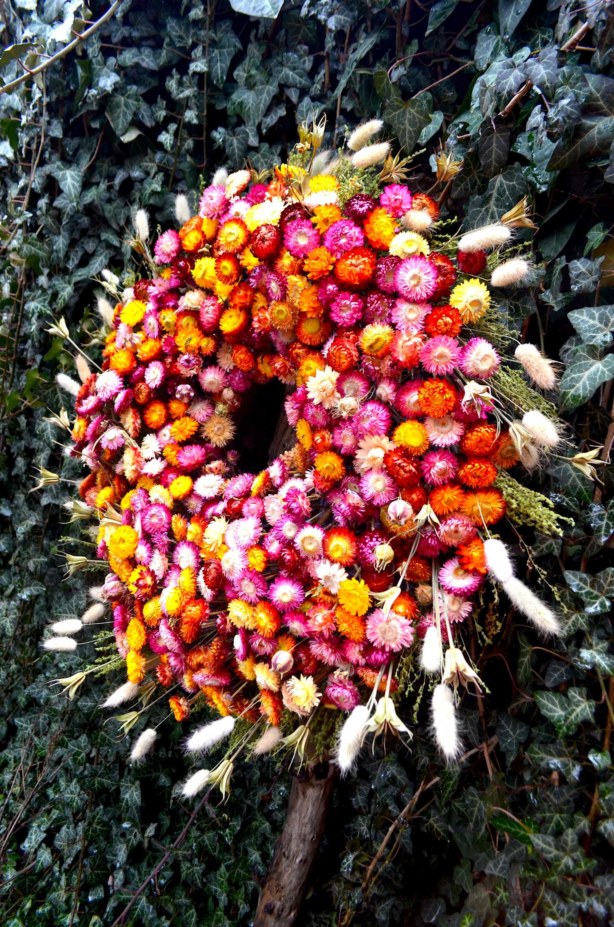 Нарядный цветочный венок оберег дома из натуральных цветов, 65 см