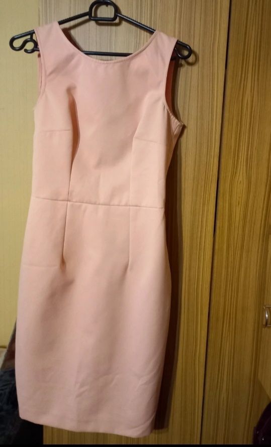 Pudrowa elegancka sukienka