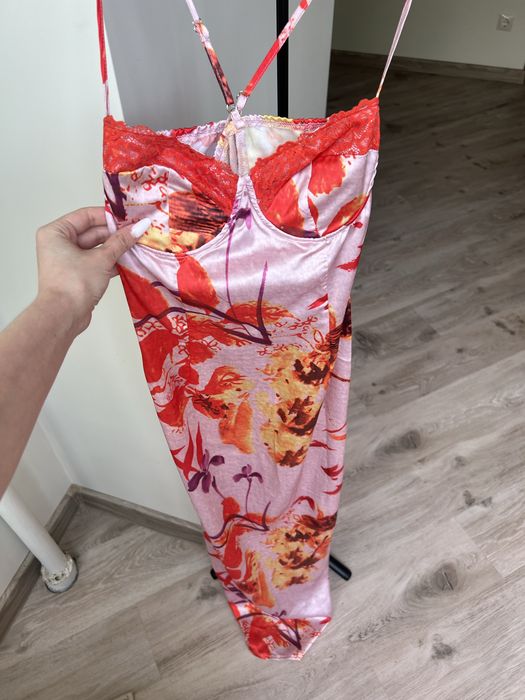 Розкішня сатинова сукня в максі довжині