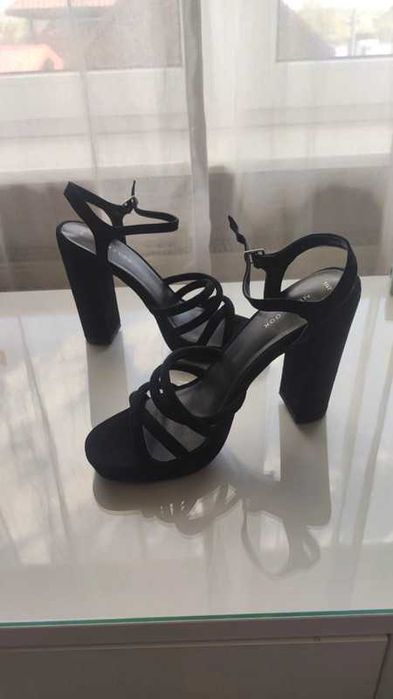 Czarne zamszowe sandały na wysokim obcasie