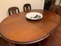 Mesa Vintage em Madeira Clássica com Cadeiras