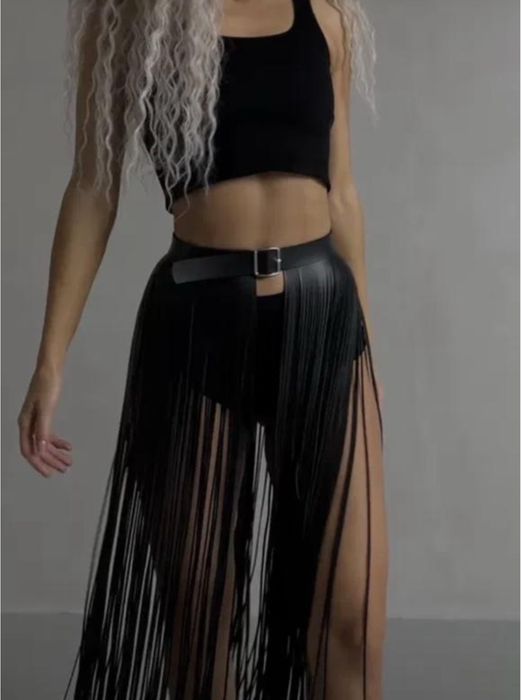 Портупея, спідниця з бахромою зі штучної шкіри.