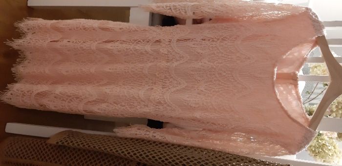 Sukienka z koronki pudrowy róż