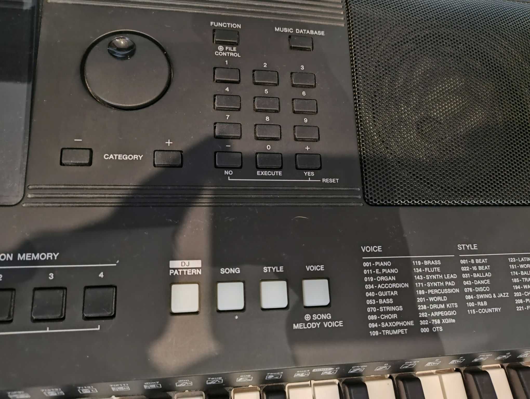 Keyboard Yamaha PSR-E453 wraz ze stojakiem.