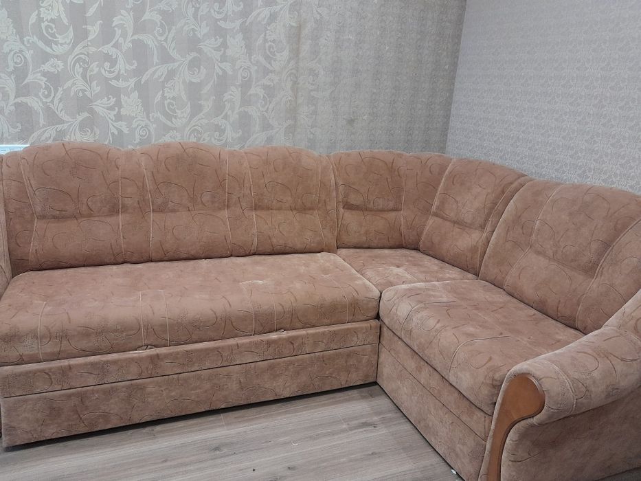 вугловий диван .