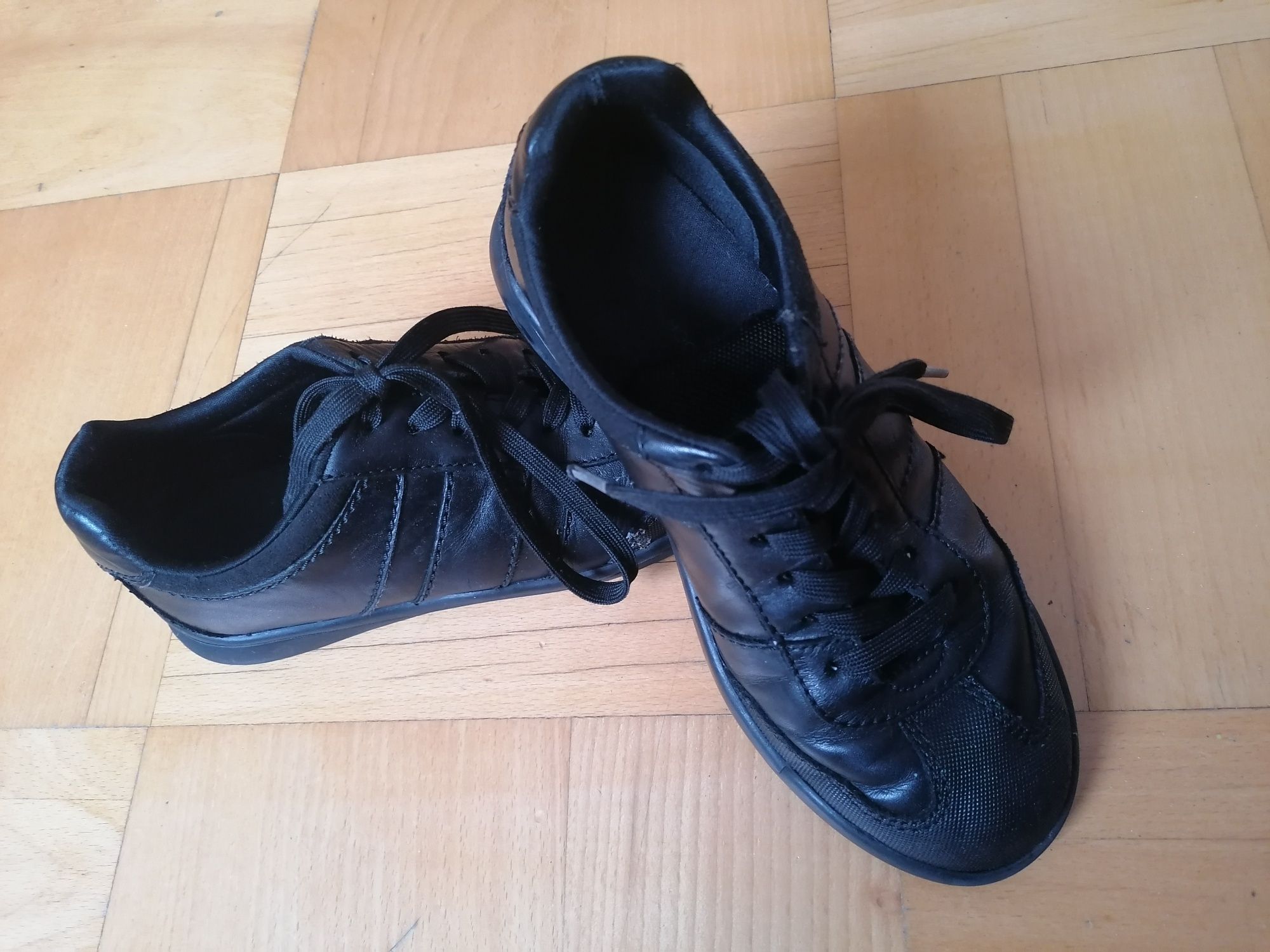 Skórzane wiązane czarne buty dla chłopca r. 33,5 EUR / 2UK