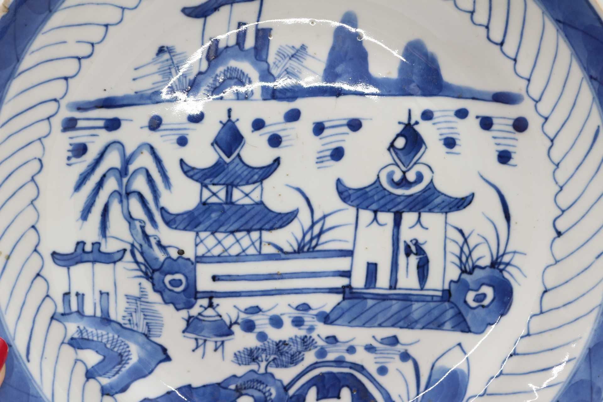 Prato Fundo 25 cm em porcelana Chinesa Fluvial e Pagodes XIX