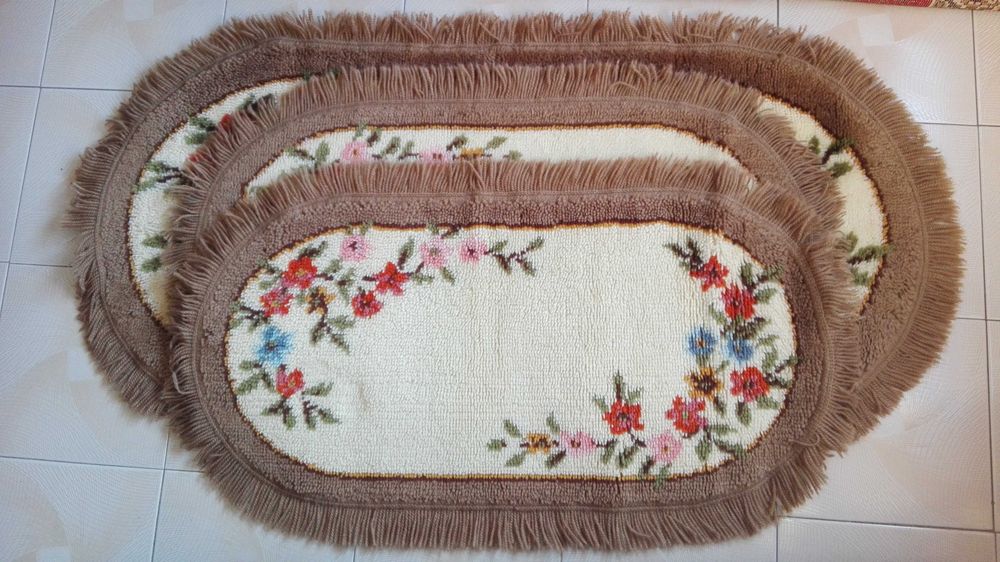 Vendo conjunto de tapetes para quarto