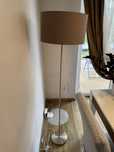 Lampa podłogowa z brązowym abażurem 150 cm