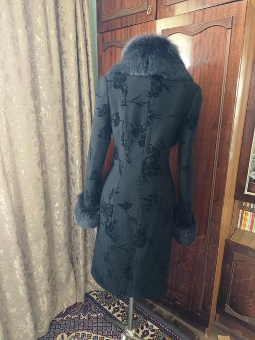 Зимовий плащ з песцевим коміром. Розмір 46