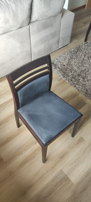 Vendo 4 cadeiras preto) castanho preço total