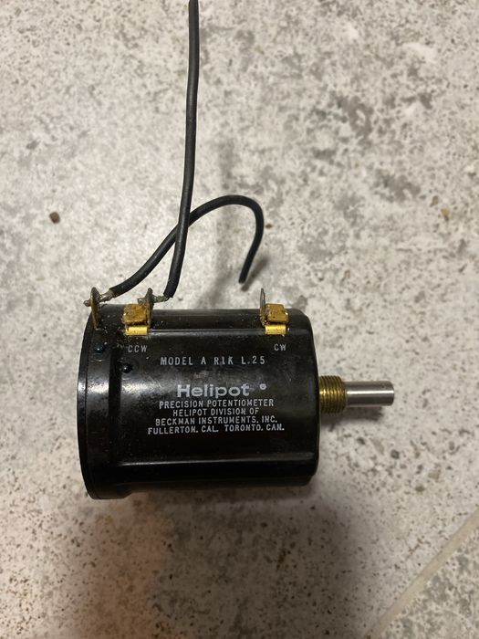Helipot A R1K L.25 to precyzyjny potencjometr drutowy