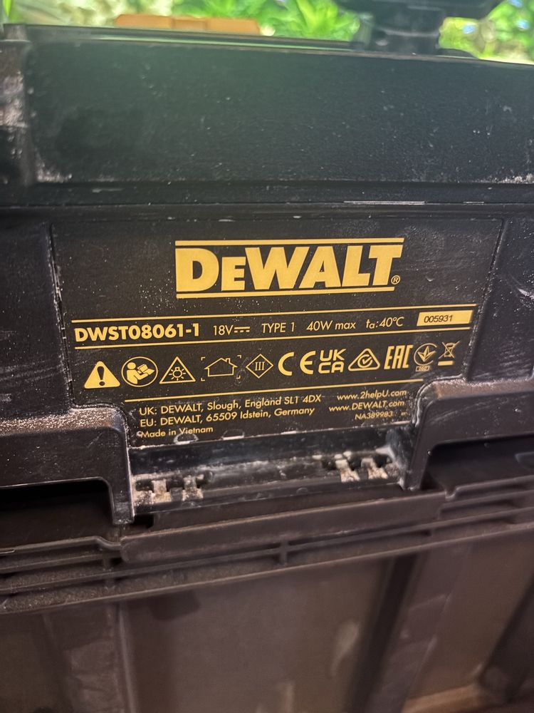 Skrzynka narzędziowa z lampą LED Dewalt 18V Toughsystem2.0