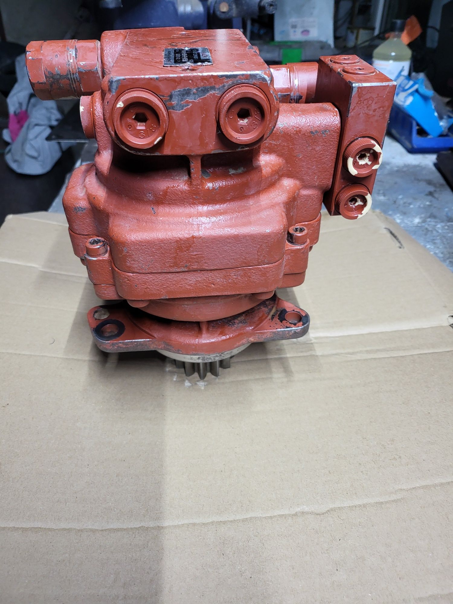 Silnik obrotu takeuchi tb225
