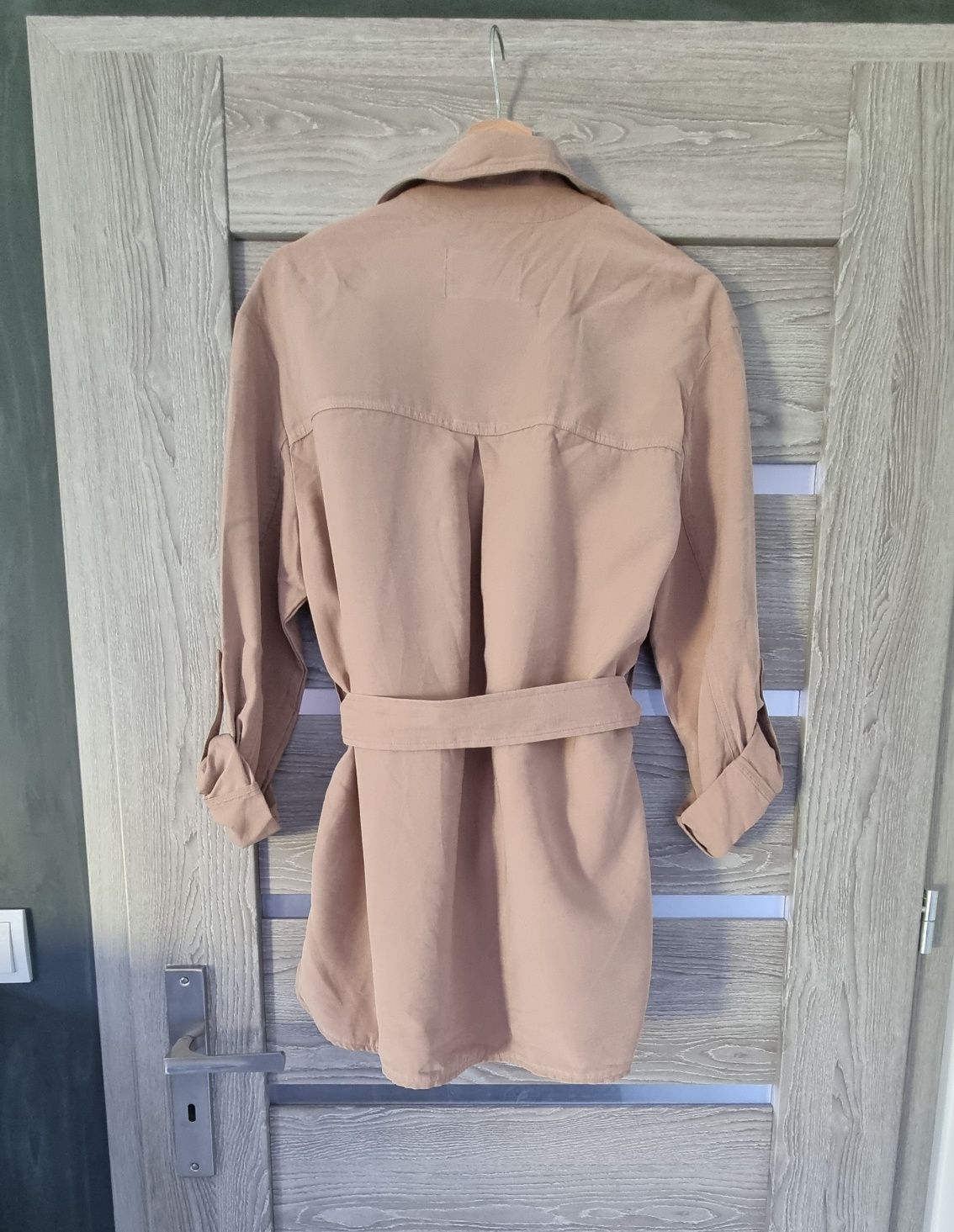 Beżowy trencz Stradivarius S/M