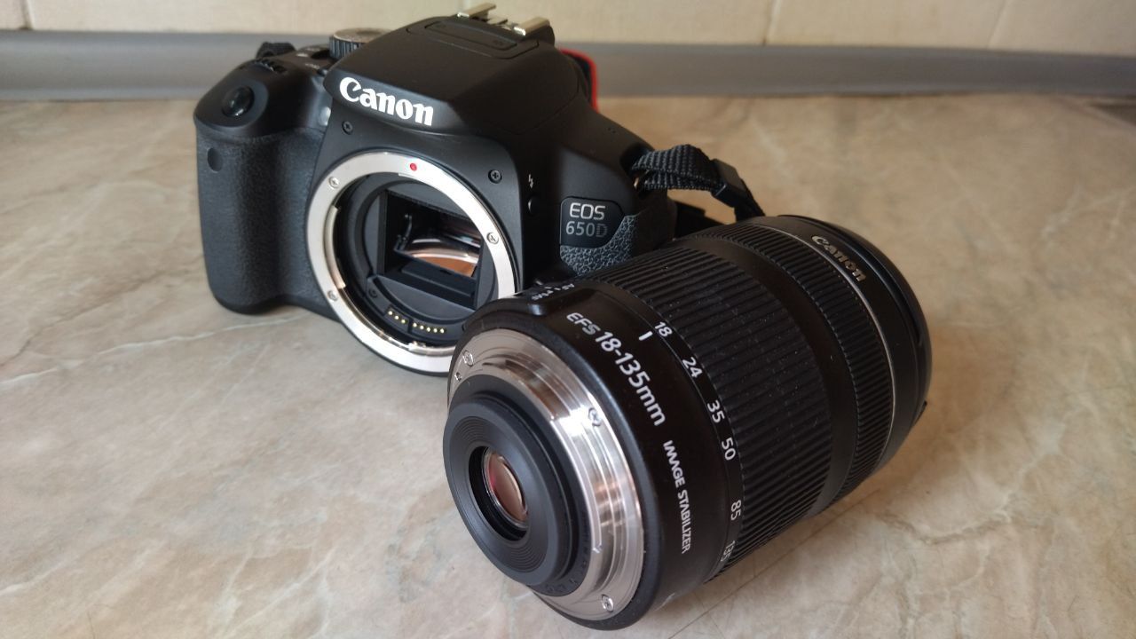 Цифровая зеркальная фотокамера Canon EOS 650D