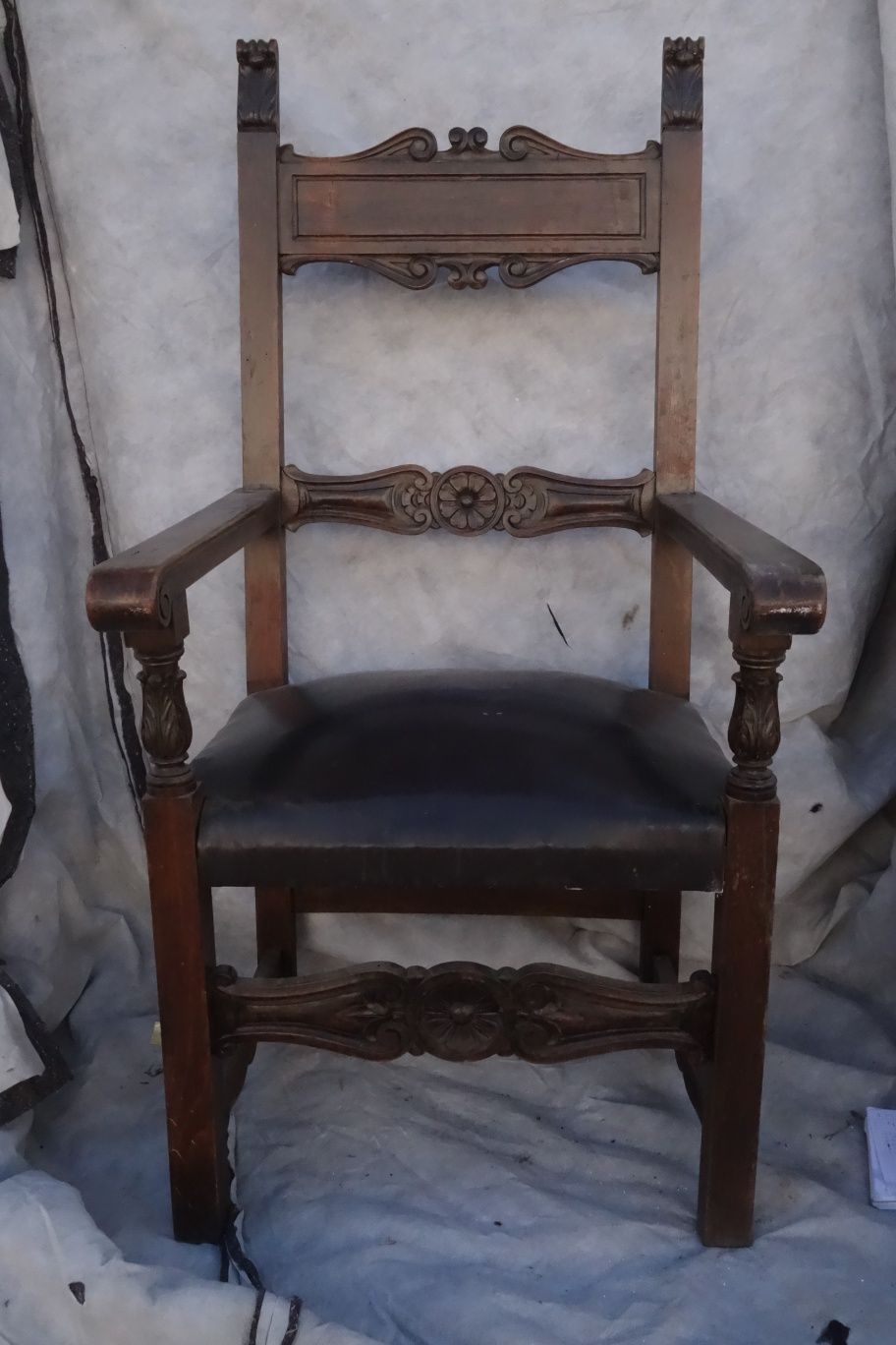 Антикварный стул из Италии.