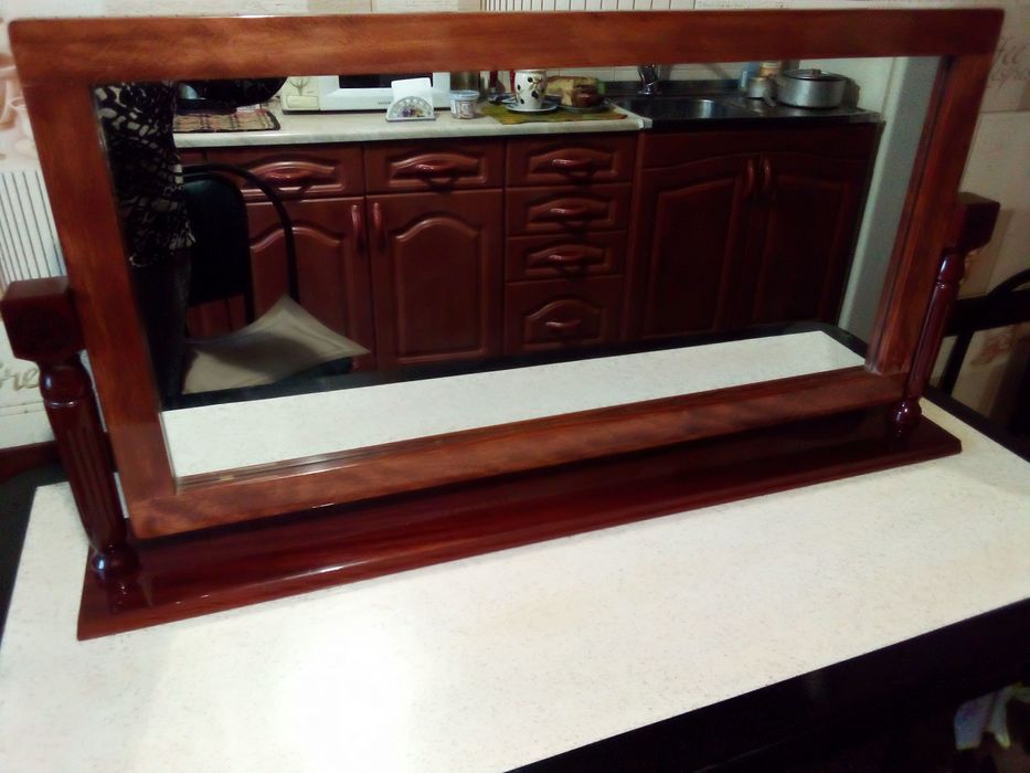 Дзеркало в дерев'яній рамі