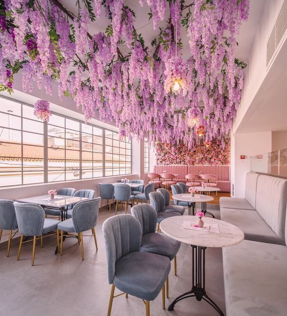 Дерева сакури,квіткове оформлення закладів ,квіткові стіни