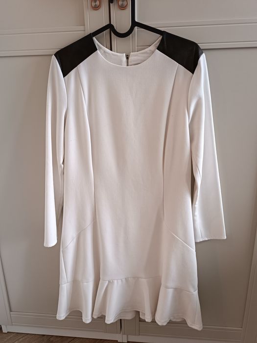 Elegancka biała sukienka damska Sandro ze skórzanymi elementami