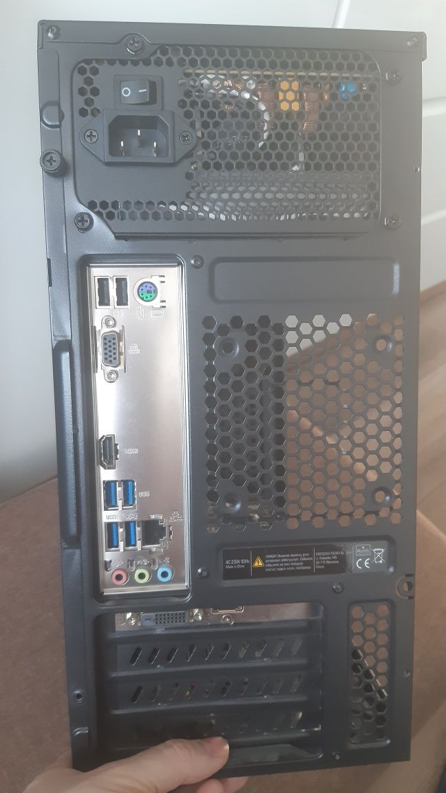 Sprzedam komputer i3 8100, b365m, 8 gb ddr4