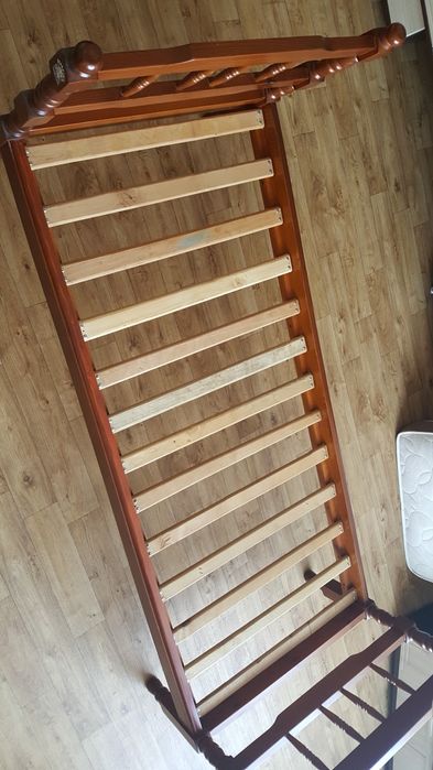 Дерев'яне ліжко з ортопедичним матрасом