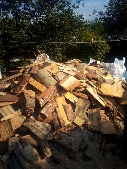 Обрізки соснові сухі 600грн куб. Також в наявності є тверді породи.