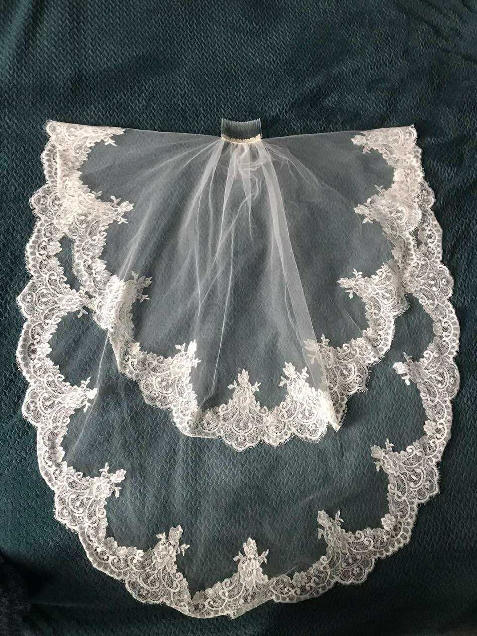 Весільна сукня 44 розміру кольору айворі.