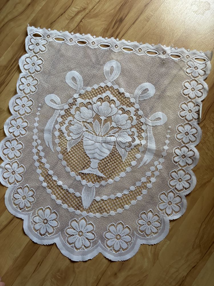 Firanka zazdroska na wąskie okno butik