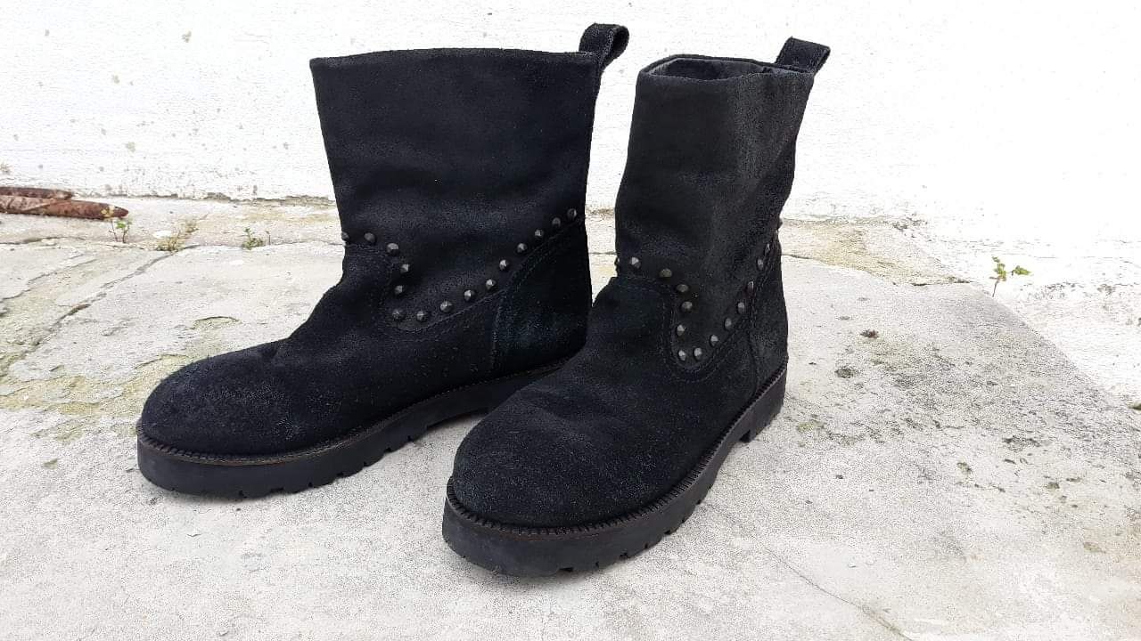 Botas de pele com tachas.