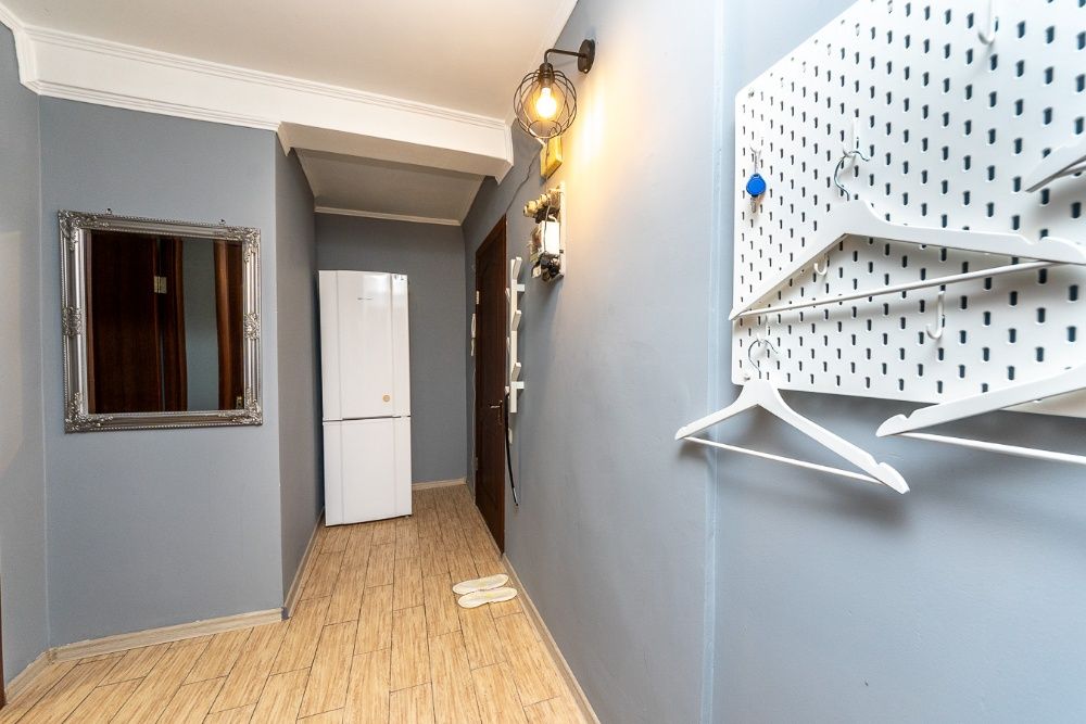 Метро “Вокзальная” пешком 15 мин. Соломенская площадь ул.Кавказская13,-15-555.biz.ua