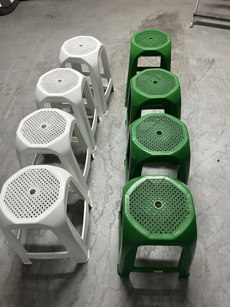Vendo 4 Bancos Verdes e 4 Verdes de plastico em bom estado