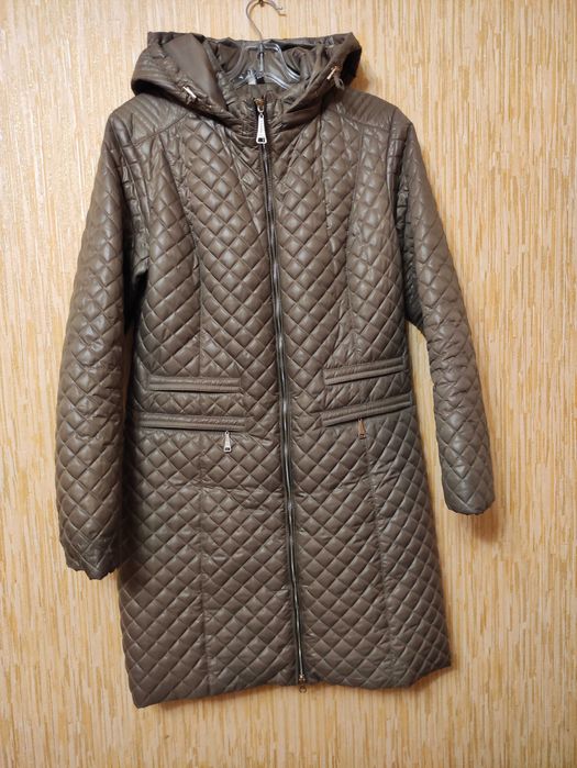 Женская демисезонная удлиненная куртка пальто стеганое с капюшоном